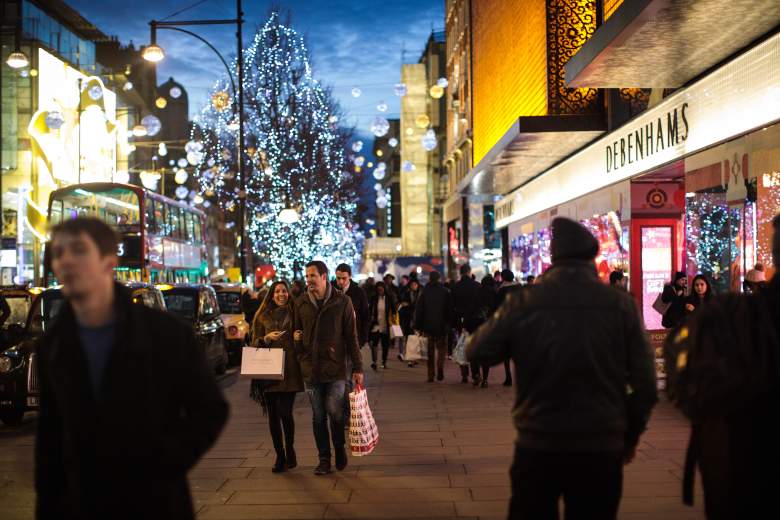la gente lleva bolsas de compras a lo largo de Oxford Street el 24 de diciembre de 2016 en Londres, Inglaterra.