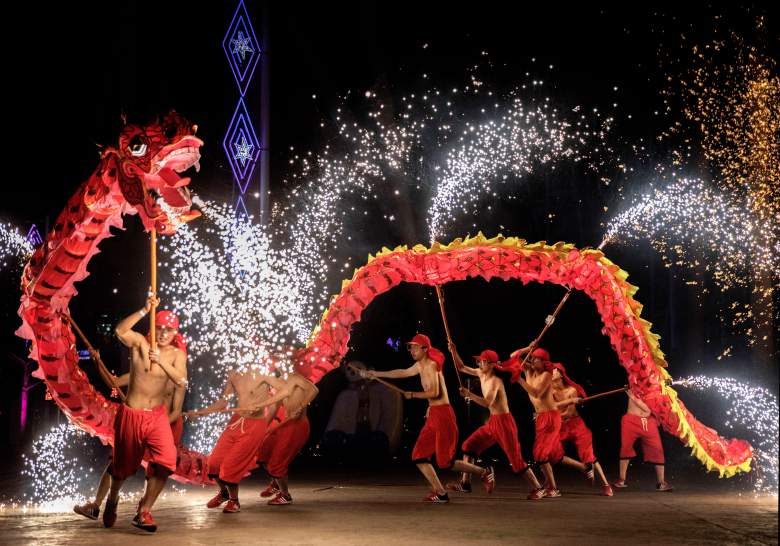 Las chispas vuelan mientras los bailarines de dragones chinos actúan en una feria en un parque local en el quinto día del Año Nuevo Lunar chino el 1 de febrero de 2017 en Beijing, China.