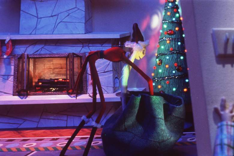 Vestido con su nuevo atuendo de Santa Claus, Jack Skellington, el gobernante de Halloweentown, ofrece una versión muy diferente de la Navidad al mundo real en la película animada de Touchstone Pictures, "Tim Burton's A Nightmare Before Christmas"