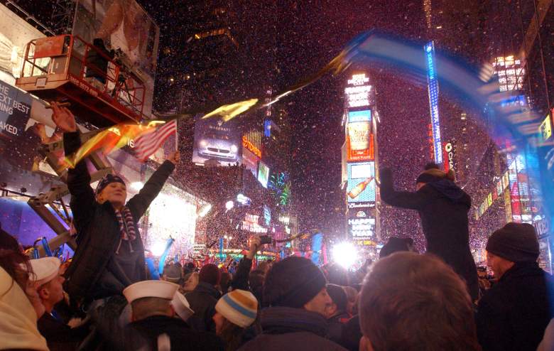 Los juerguistas celebran momentos después de que la pelota cayera el 1 de enero de 2002 en el Times Square de Nueva York en la víspera de Año Nuevo.