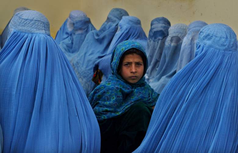 Las mujeres afganas esperan en línea para ser tratadas en la clínica de salud de Kalakan el 23 de febrero de 2003 en Kalakan, Afganistán.