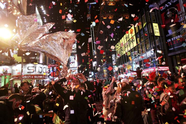 Los juerguistas se reúnen en Times Square en la víspera de Año Nuevo el 1 de enero