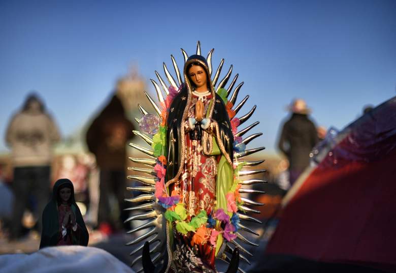 Una imagen de la Virgen de Guadalupe se ve en el atrio de la Basílica de Guadalupe durante la fiesta de la Virgen de Guadalupe
