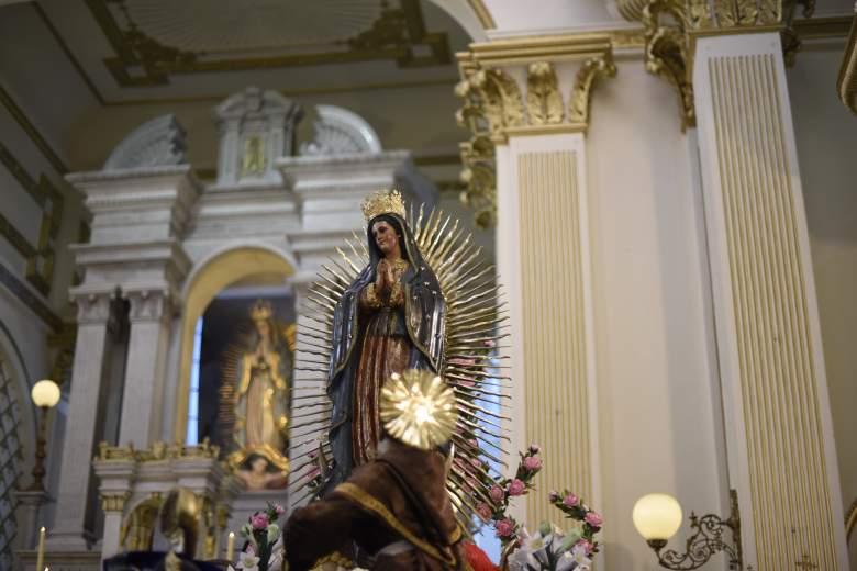 Una imagen de la Virgen de Guadalupe se ve durante la celebración de la aparición de la Virgen de Guadalupe al campesino indígena Juan Diego en México en 1531, en la basílica de la Virgen de Guadalupe, en el centro de la Ciudad de Guatemala, el 12 de diciembre de 2017.
