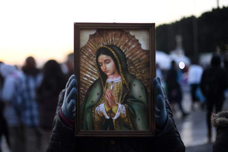 Un fiel católico sostiene una imagen de la Virgen de Guadalupe, patrona de México, en la Ciudad de México el 12 de diciembre de 2017.