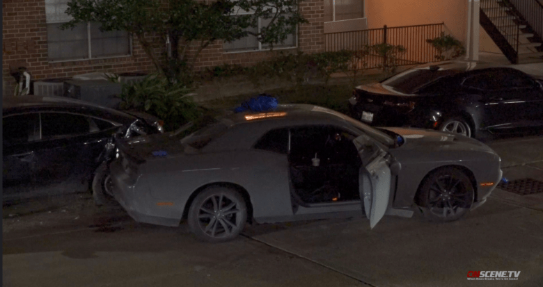 Un hombre chocó su automóvil luego de recibir un disparo en Houston el 8 de diciembre de 2021.