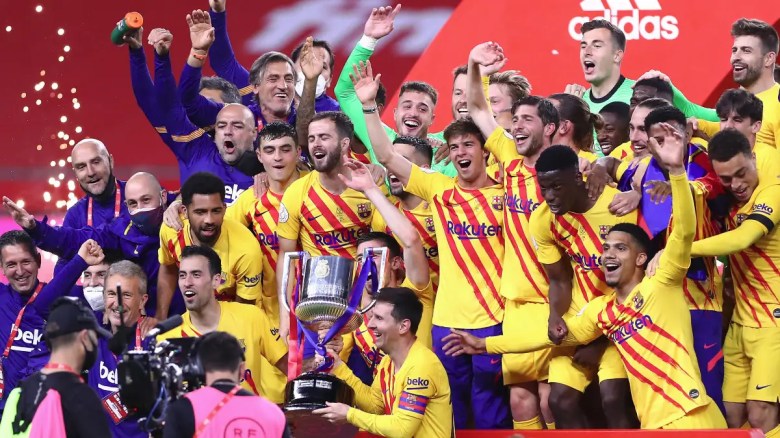 Barcelona celebra con el trofeo de la Copa del Rey 2021.
