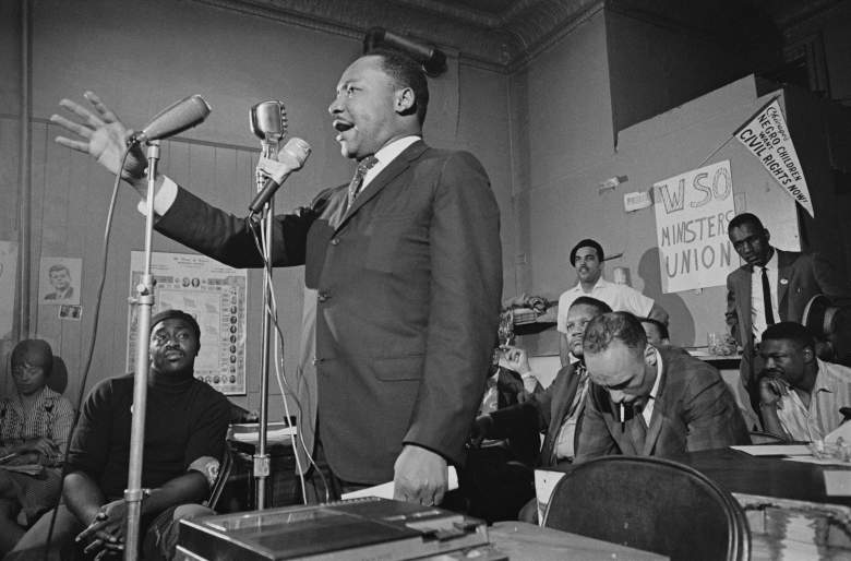 El activista estadounidense de derechos civiles Martin Luther King Jr. (1929 - 1968) se dirige a una reunión en Chicago, Illinois, el 27 de mayo de 1966.