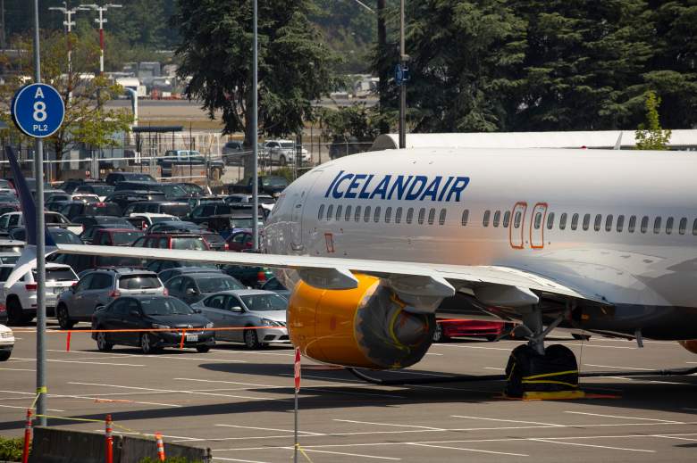 Un avión Boeing 737 MAX de Icelandair está estacionado en un estacionamiento en una instalación de Boeing adyacente al Aeropuerto Internacional del Condado de King, conocido como Boeing Field, el 31 de mayo de 2019 en Seattle, Washington.