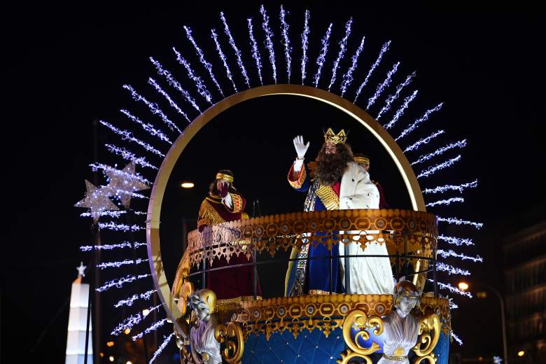 El rey Gaspar saluda a los niños desde su carroza durante el tradicional desfile de Reyes Magos en vísperas de la celebración de la Epifanía, el 5 de enero de 2020 en Madrid.