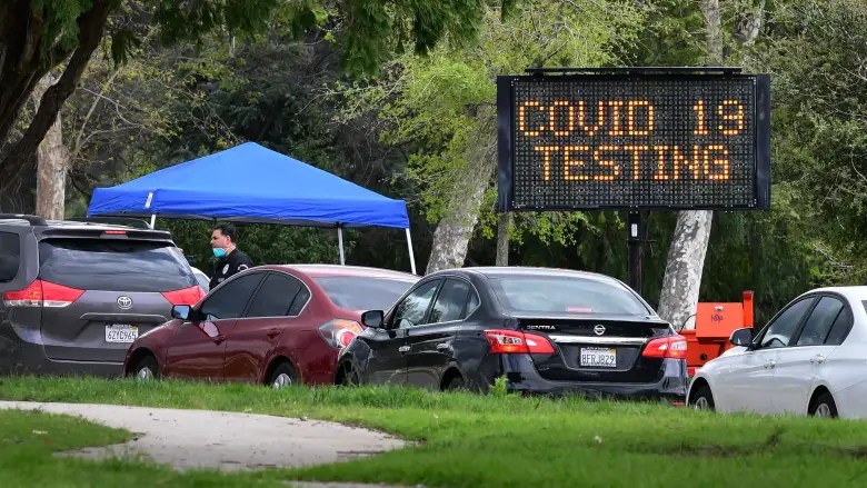 Un oficial de policía atiende la entrada a un centro de pruebas de coronavirus (COVID-19) en Hansen Dam Park el 25 de marzo de 2020 en Pacoima, California.