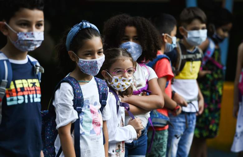 Estudiantes con mascarillas hacen fila en el patio de la escuela primaria de Petri en Dortmund, en el oeste de Alemania, el 12 de agosto de 2020, en medio de la pandemia del nuevo coronavirus COVID-19.