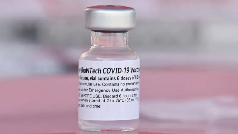 Se ve un vial de la vacuna Pfizer-BioNTech Covid-19 en una clínica de vacunación emergente en el vecindario de Arleta en Los Ángeles, California, el 23 de agosto de 2021.