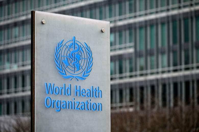 Esta fotografía tomada el 2 de diciembre de 2021 muestra un cartel de la Organización Mundial de la Salud (OMS)