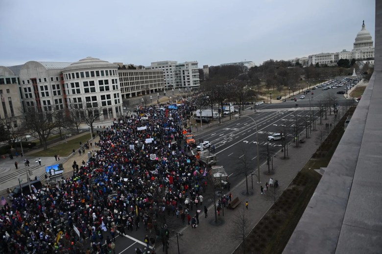Activistas pro-vida participan en la 49.ª Marcha por la Vida anual, el 21 de enero de 2022, en Washington, DC.