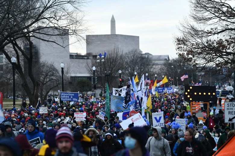 Activistas provida marchan durante la 49.ª Marcha anual por la Vida, el 21 de enero de 2022, en Washington, DC.