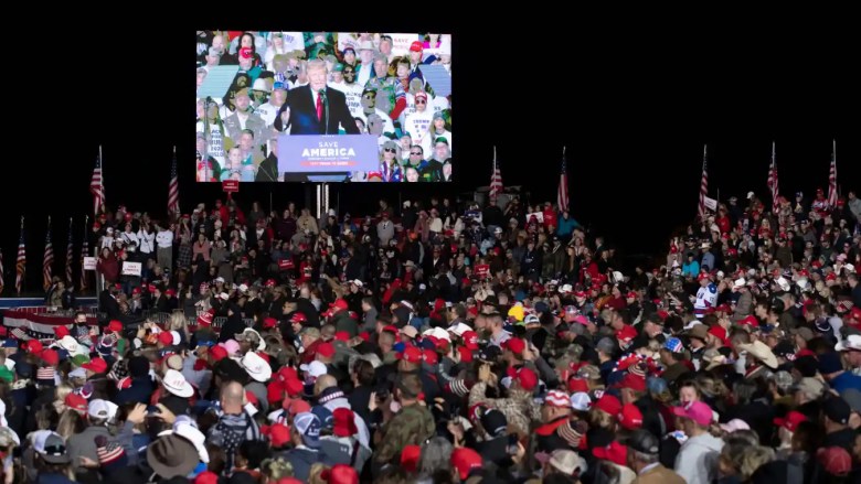 El expresidente Donald Trump se ve en una pantalla mientras se dirige a un mitin de "Salvemos Estados Unidos" en Conroe, Texas, el 29 de enero de 2022.