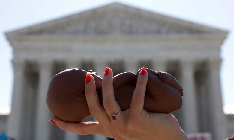 Un activista pro-vida sostiene un feto modelo durante una manifestación frente a la Corte Suprema de EE. UU. el 29 de junio de 2020 en Washington, DC.
