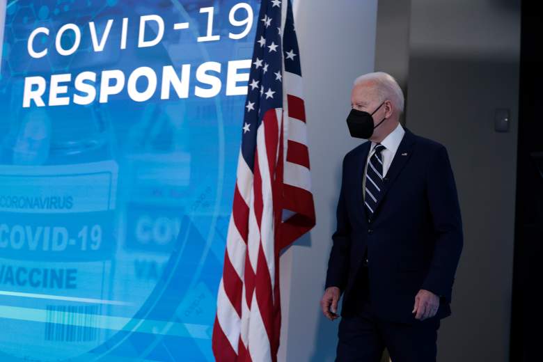 El presidente de EE. UU., Joe Biden, llega para hacer comentarios sobre la respuesta de su administración al aumento de casos de COVID-19 en todo el país desde el South Court Auditorium en el edificio de la Oficina Ejecutiva de Eisenhower el 13 de enero de 2022 en Washington, DC .