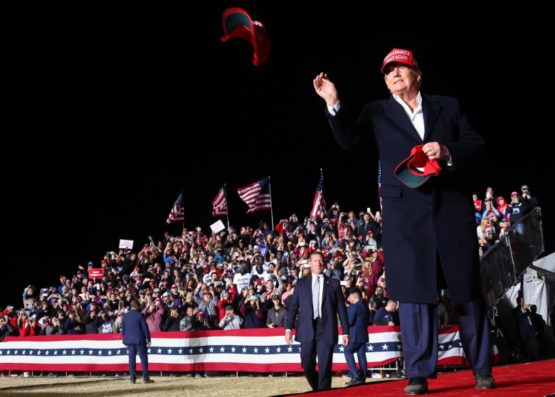 El expresidente Donald Trump lanza un sombrero MAGA a la multitud antes de hablar en un mitin en los terrenos del festival Canyon Moon Ranch el 15 de enero de 2022 en Florence, Arizona.