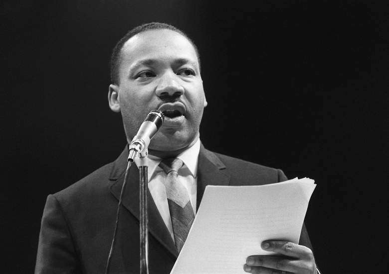 El clérigo estadounidense y líder de los derechos civiles Martin Luther King se dirige el 29 de marzo de 1966 en el Palacio de los Deportes de París a los militantes del "Movimiento por la Paz".