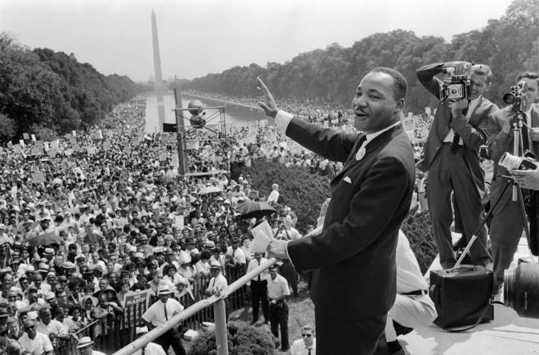 El líder de los derechos civiles Martin Luther King (C) saluda a sus seguidores el 28 de agosto de 1963 en el Mall de Washington DC