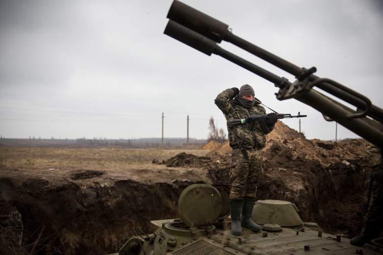 Un soldado ucraniano se para encima de un vehículo blindado