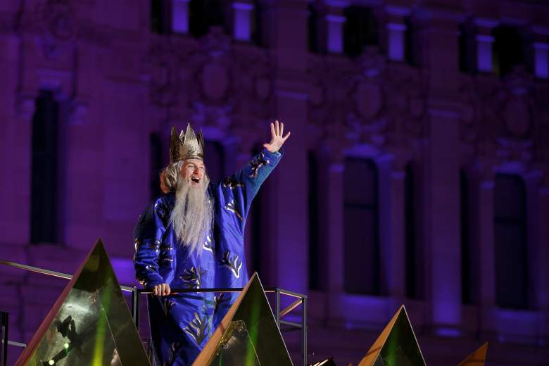 Un artista vestido como Melchoir King saluda con la mano al público mientras monta una carroza durante la 'Cabalgata de Reyes' o el desfile de los Reyes Magos el 5 de enero de 2016 en Madrid, España.