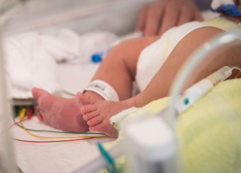 Un bebé de tres días de edad de la estación de neonatología de la clínica Buergerhospital
