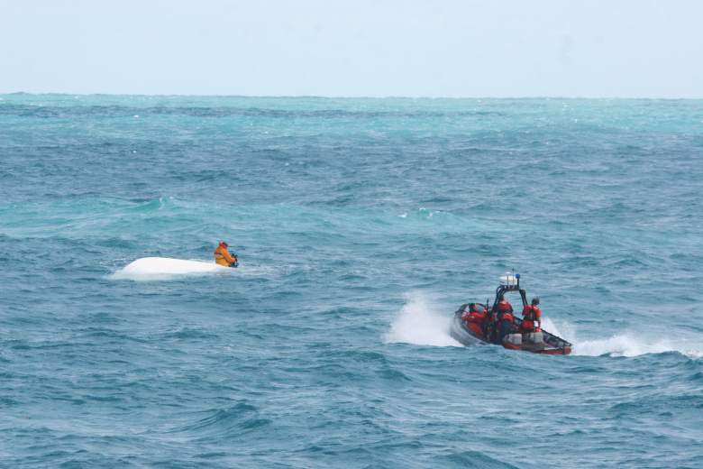 En este folleto de la Guardia Costera de EE. UU., un bote de la Guardia Costera se acerca a Nick Schuyler, un ex jugador de fútbol de la Universidad del Sur de Florida, mientras se sienta en un bote volcado el 2 de marzo de 2009 en el Golfo de México, frente a la Costa de Florida.
