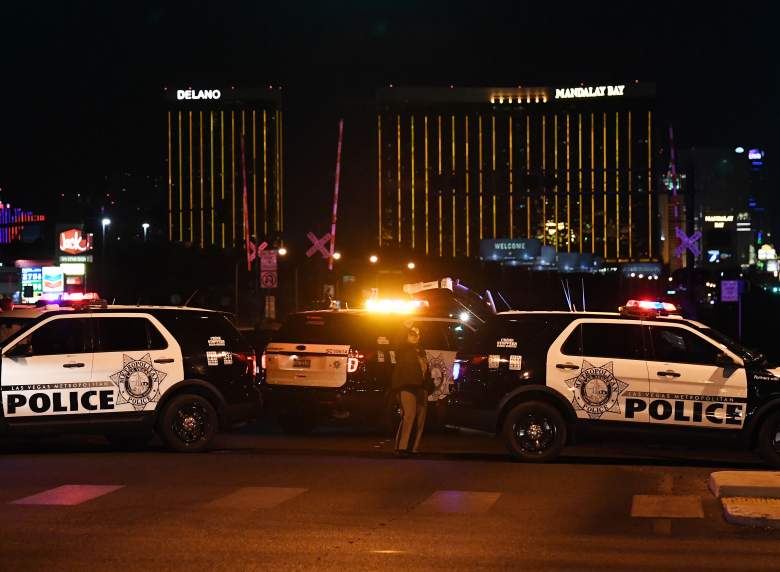 La policía forma un perímetro alrededor de la carretera que conduce al Hotel Mandalay (fondo) después de que un hombre armado mató al menos a 50 personas e hirió a más de 200 cuando abrió fuego en un concierto de música country en Las Vegas, Nevada, el 2 de octubre de 2017 .-