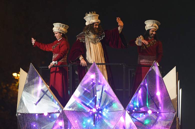 Los animadores participan en el tradicional desfile de Reyes Magos