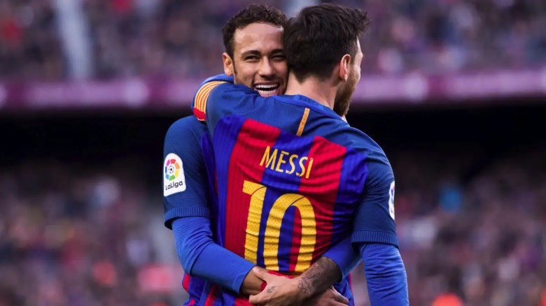 Neymar y Lionel Messi celebran con el Barcelona.