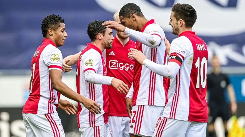 Nicolás Tagliafico celebra con sus compañeros del Ajax.