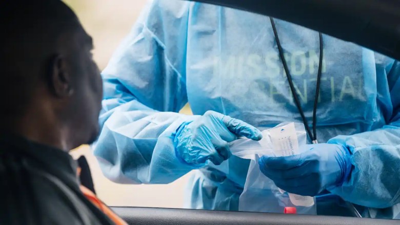 Un asistente médico de Xpress Covid Testing sella un tubo de prueba después de administrar una prueba de COVID-19 a un paciente el 8 de enero de 2022 en Houston, Texas.