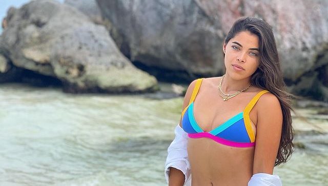 Denisse “La Pantera” Novoa recopila su 2021 en diminuto bikini desde la playa
