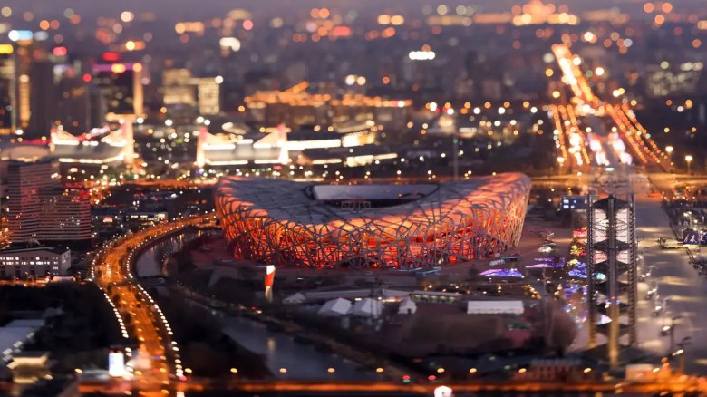 Las Ceremonias de Apertura y Clausura de los Juegos Olímpicos de Invierno de 2022 se llevarán a cabo en el Estadio Nacional de Beijing, conocido como el Nido de Pájaro.
