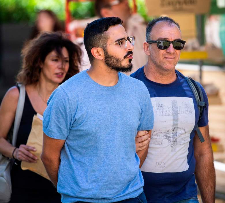 La fotografía tomada el 1 de julio de 2019 muestra al llamado "estafador de Tinder" (izquierda) cuando es expulsado de la ciudad de Atenas, Grecia.