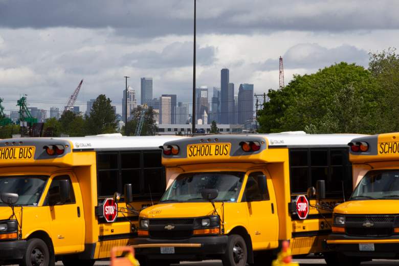Los autobuses escolares permanecen inactivos en un patio de autobuses el 6 de mayo de 2020 en Seattle, Washington.