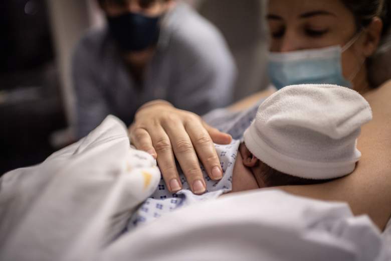 Un padre y una madre miran a su hijo recién nacido durante la pandemia de Covid-19, nuevo coronavirus en la maternidad del hospital Diaconeses de París, el 17 de noviembre de 2020.