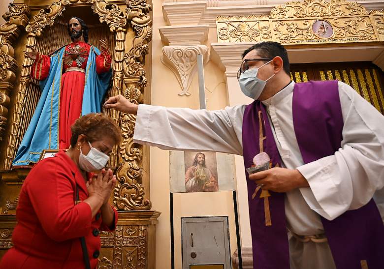 Un sacerdote oficia una misa del Miércoles de Ceniza, mientras los fieles católicos comienzan la observancia de la Cuaresma, en la Catedral de Tegucigalpa el 17 de febrero de 2021.