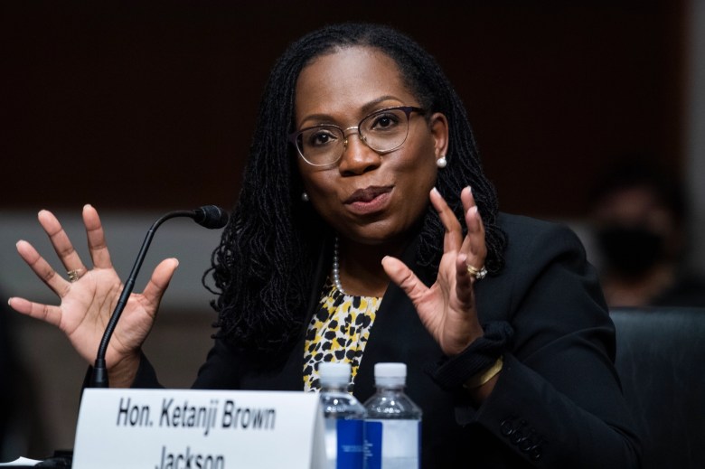 Ketanji Brown Jackson, nominada para ser jueza de circuito de EE. UU. para el circuito del Distrito de Columbia, testifica durante su audiencia de confirmación del Comité Judicial del Senado en el edificio de oficinas del Senado de Dirksen el 28 de abril de 2021.