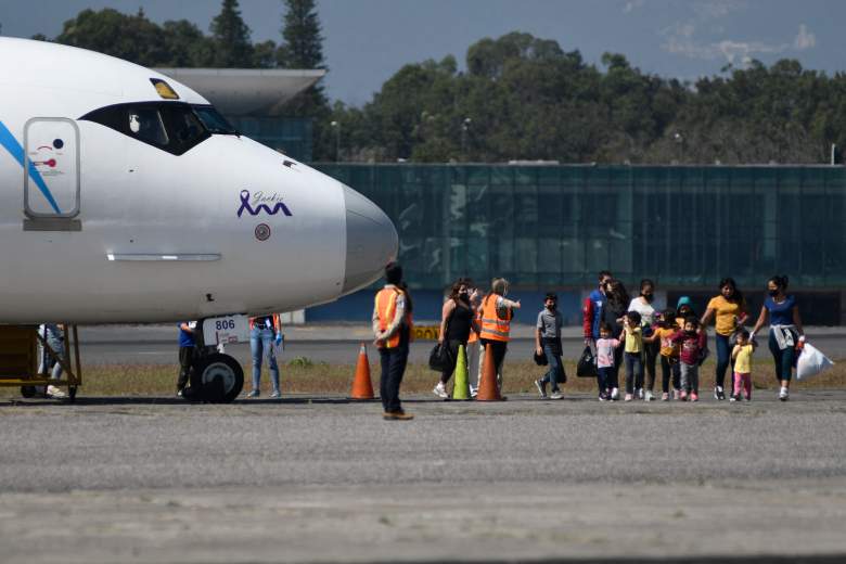 434 / 5,000 Translation results Migrantes guatemaltecos deportados desde EE.UU. llegan a la Base de la Fuerza Aérea en Ciudad de Guatemala, el 29 de diciembre de 2021.