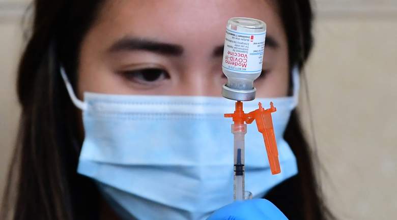 La vacuna Moderna Covid-19 está preparada para su administración antes de la distribución gratuita de kits de prueba rápida de Covid-19 sin receta a las personas que reciben sus vacunas o refuerzos en Union Station en Los Ángeles, California, el 7 de enero de 2022.