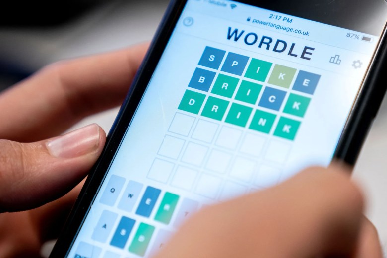 Esta ilustración fotográfica muestra a una persona jugando al juego de palabras en línea "Wordle" en un teléfono móvil en Washington, DC, el 11 de enero de 2022.