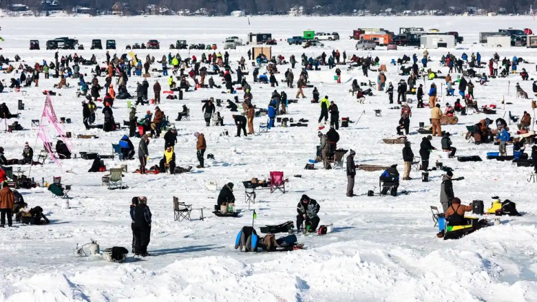 Se muestra un evento de pesca en hielo en Minnesota en enero de 2022. Un evento similar se ve representado en uno de los populares memes de "prostitución de pesca en hielo".