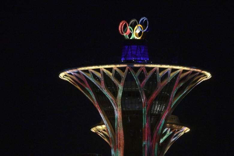 La torre olímpica de Beijing se muestra en la noche en la capital china el 1 de febrero de 2022, antes de los Juegos Olímpicos de Invierno de Beijing 2022.