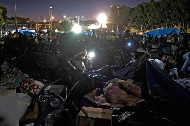 Vea cómo las autoridades desmantelan un campamento improvisado de migrantes y solicitantes de asilo en las afueras del puerto de cruce de El Chaparral en Tijuana, estado de Baja California, México, cerca de la frontera con los EE. UU., el 6 de enero de 2022.