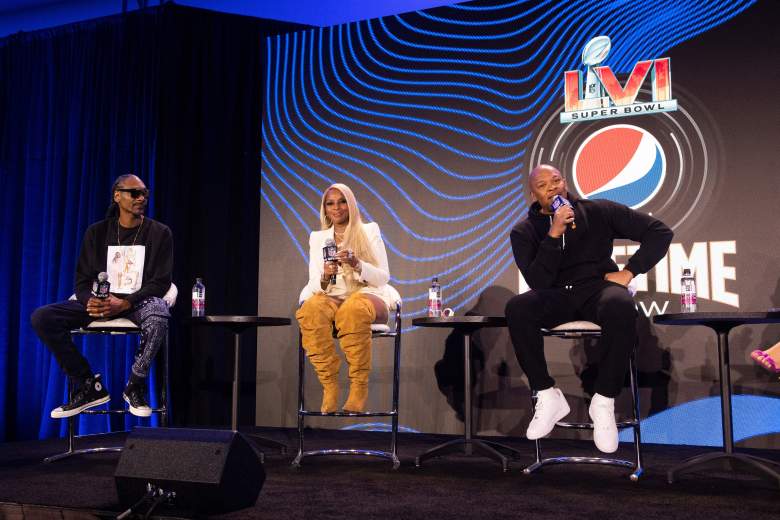 El rapero Snoop Dogg (izquierda), la cantante y compositora Mary J. Blige (centro) y el rapero Dr. Dre (derecha) asisten a la conferencia de prensa Pepsi Super Bowl LVI Halftime Show