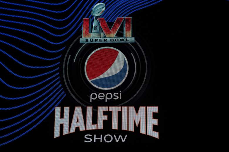El logotipo del Pepsi Super Bowl LVI Halftime Show se ve en el centro de convenciones, en Los Ángeles, California, el 10 de febrero de 2022.